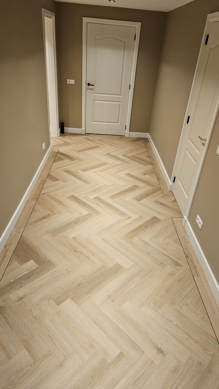 Visgraat pvc-vloer gelegd door DB Stoffering